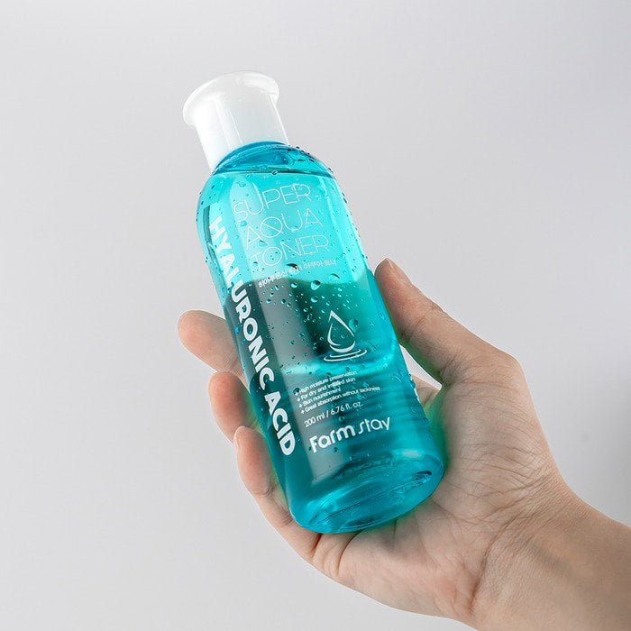 Farmstay Hyaluronic Acid Super Aqua Toner: Hydrates, smooths skin texture, fortifies skin barrier, prevents moisture loss.