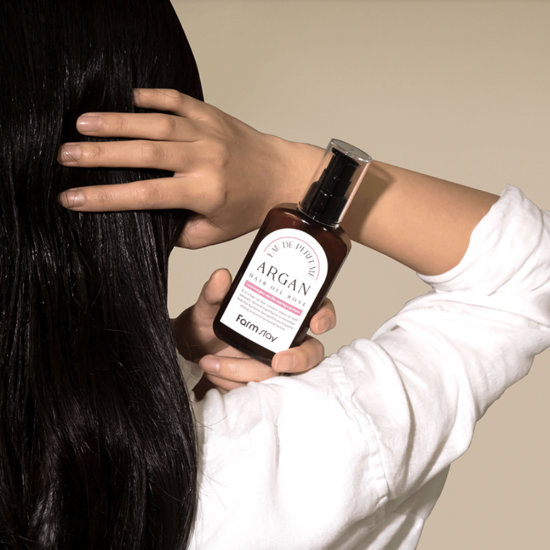 Argan oil and naturally derived ingredients provide a moisture barrier and nutrients to dry, coarse hair, preventing moisture loss and promoting healthy hair.