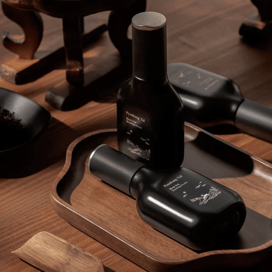 Pyunkang Yul Black Tea Boosting Serum: Rich nourishment with fermented black tea, ginseng fruit, and peptides.